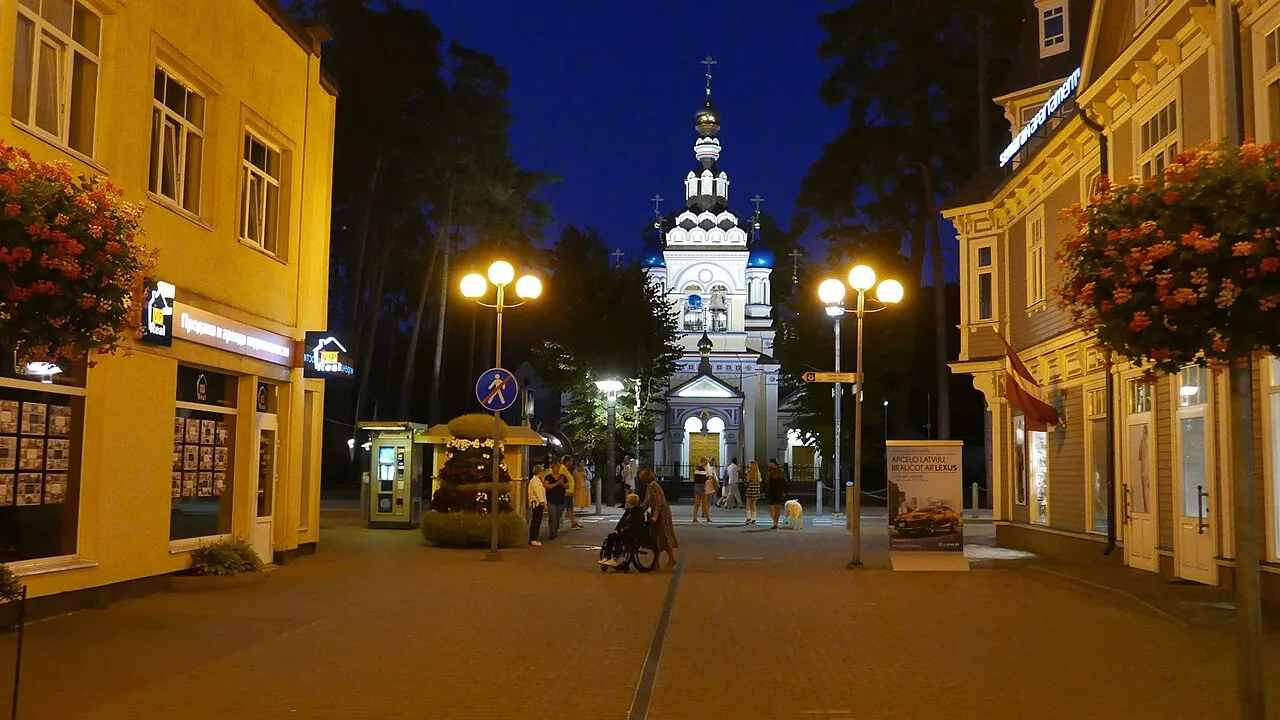 Jomas Street in Jurmala with pedestrians, cafes, and wooden buildings